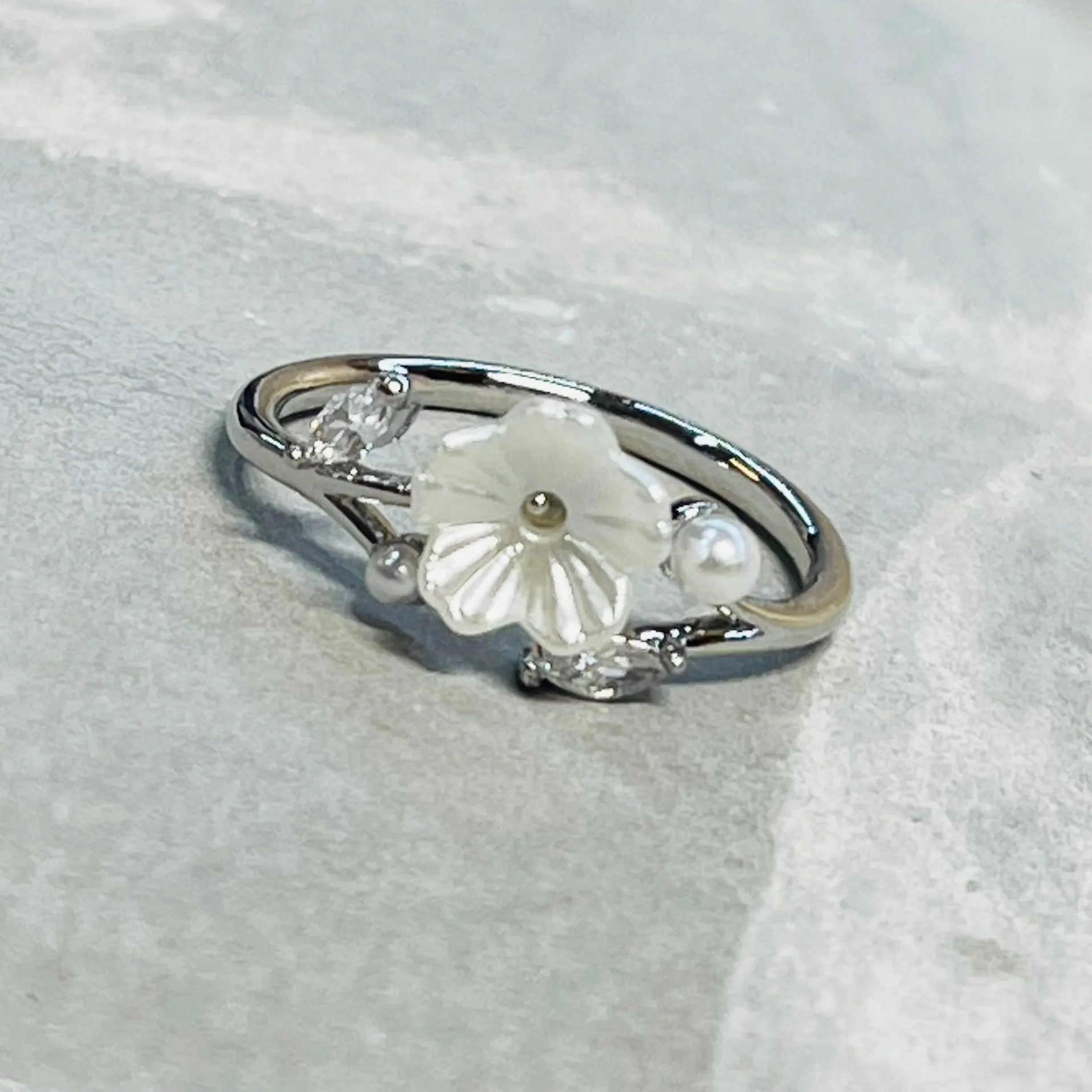Minimal Daisy Adjustable Ring with Small Sparkling Stones