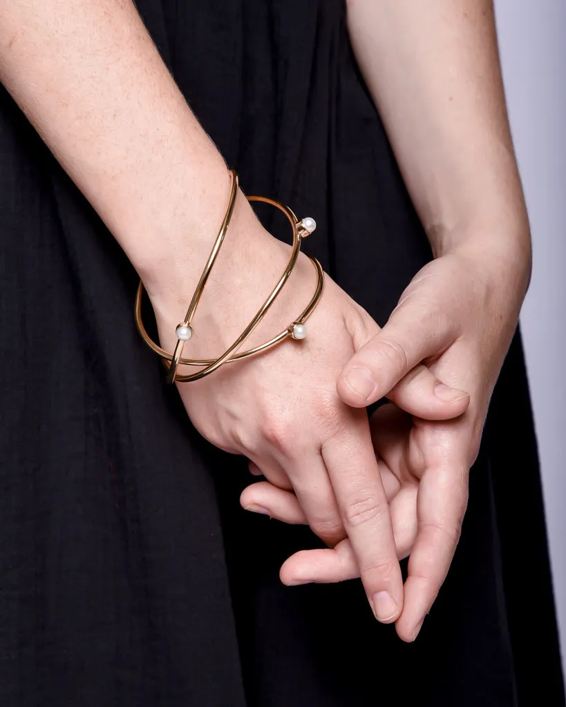 Triple wire bracelet with pearls in gold