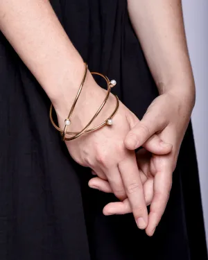 Triple wire bracelet with pearls in gold