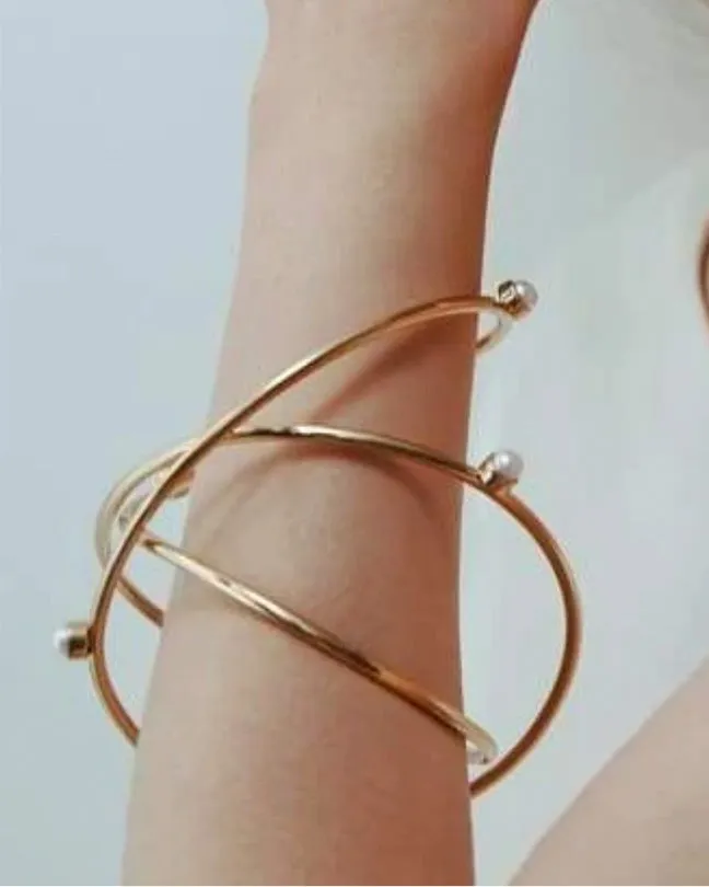 Triple wire bracelet with pearls in gold