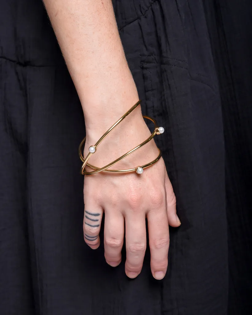 Triple wire bracelet with pearls in gold