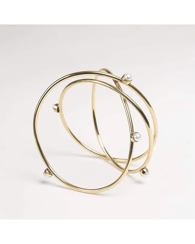 Triple wire bracelet with pearls in gold